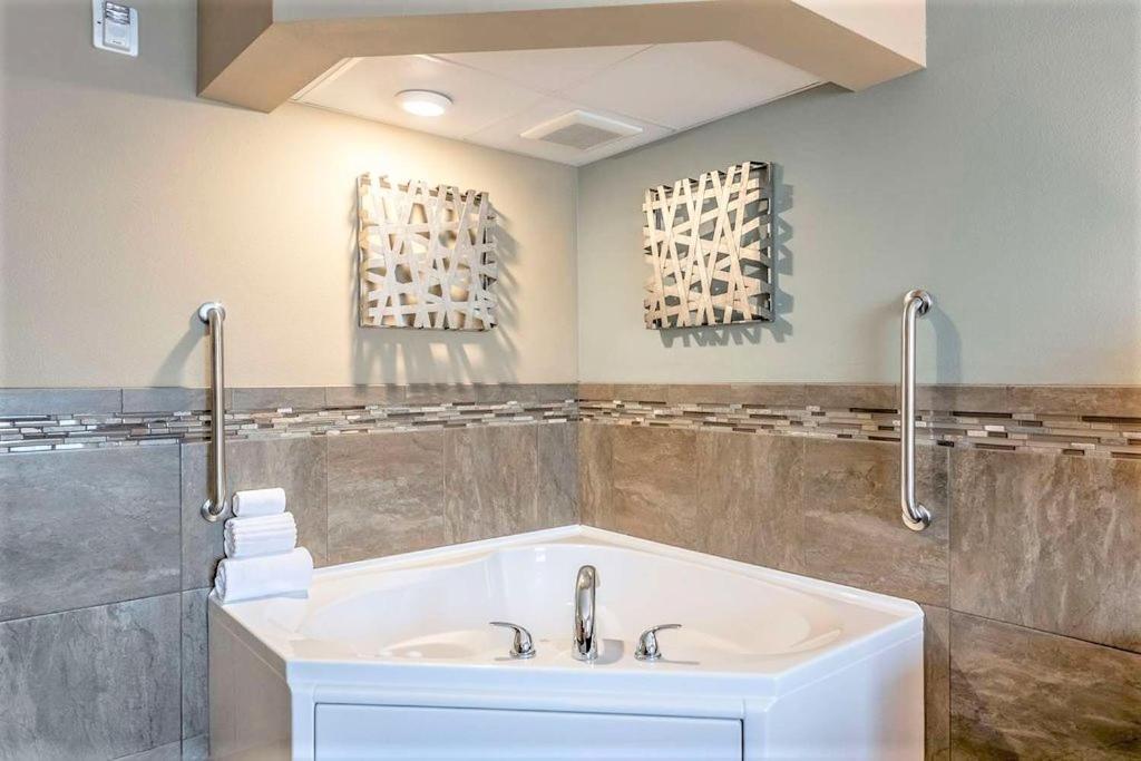 Amerivu Inn And Suites - Chisago City Ngoại thất bức ảnh